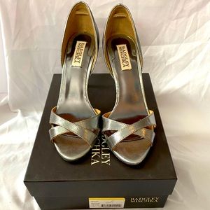 Badgley Mischka shiny pewter heels